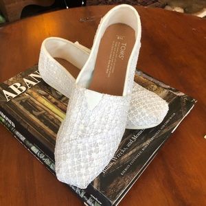 NWOT TOMS white lace flats size 8